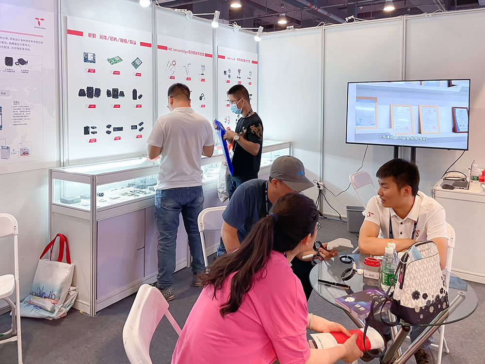 观众莅临威勤展位