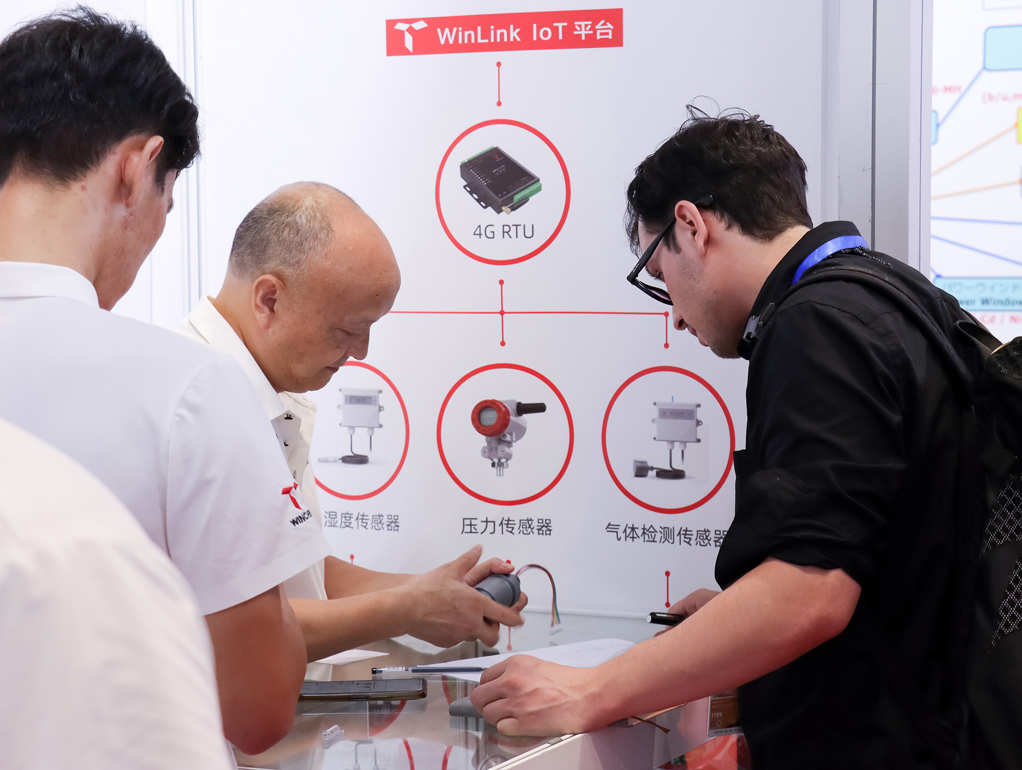 观众莅临威勤传感展位