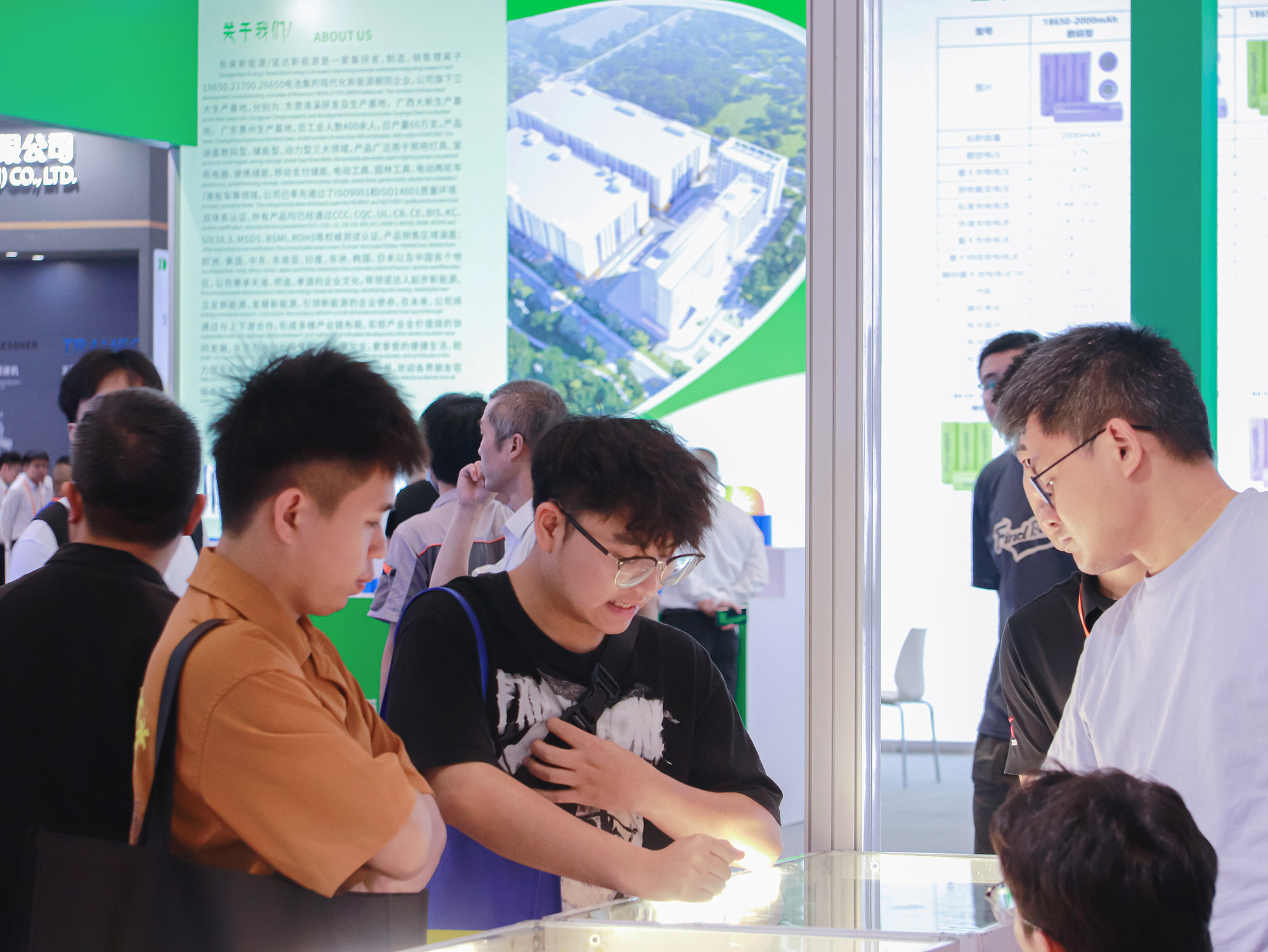 观众莅临威勤展位